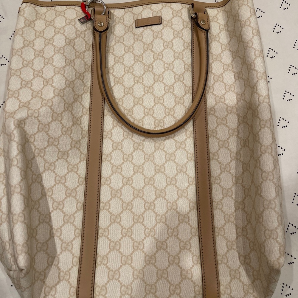 Gucci large handbag with beautiful color